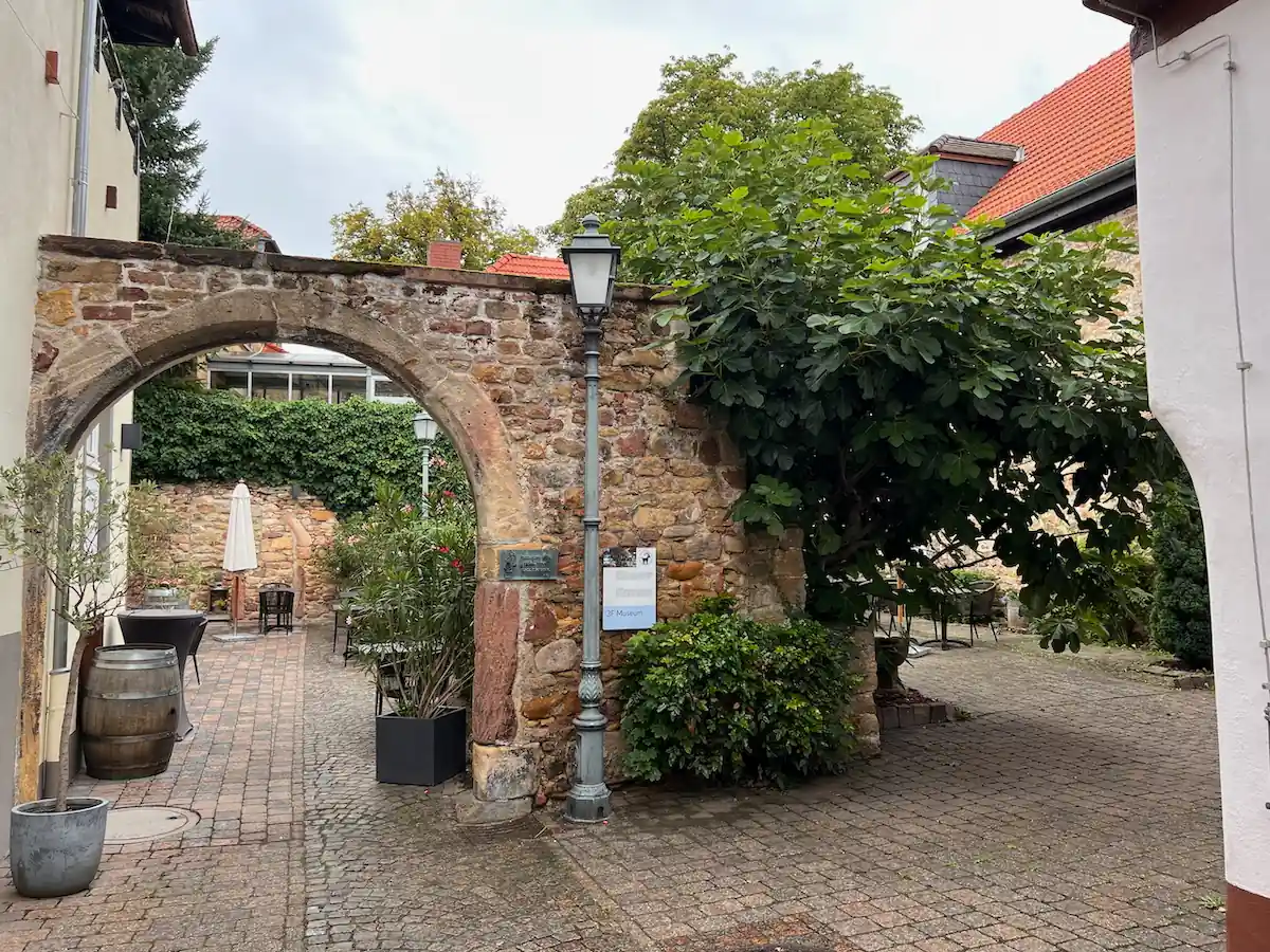 Außenansicht des 3F-Museums in Deidesheim