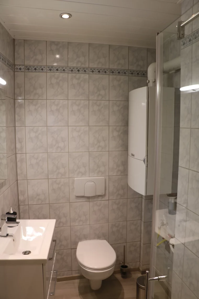 Badezimmer mit Dusche