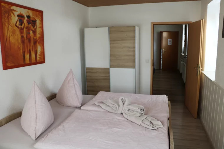 Schlafzimmer mit Doppelbett und Schrank aus der Ferienwohnung in der Pfalz