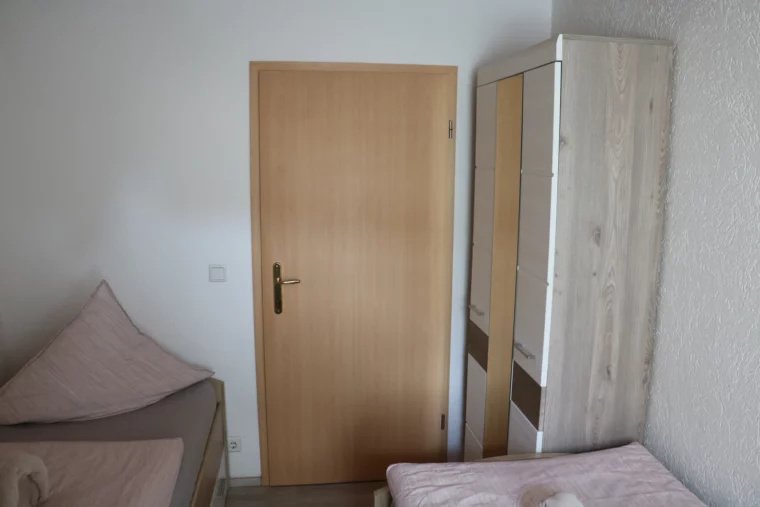 Schrank und zwei Einzelbetten