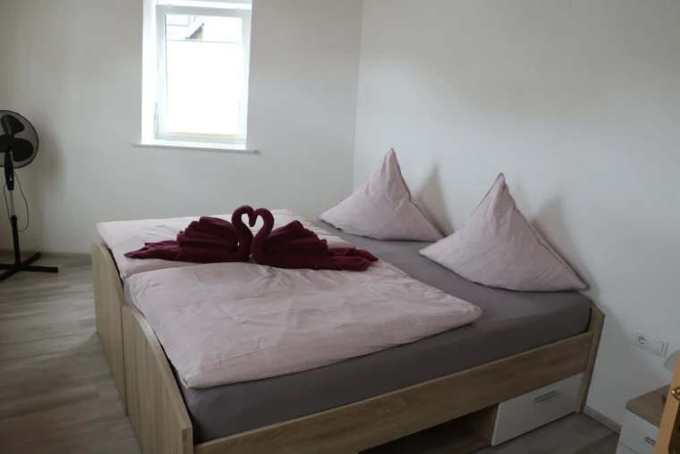 Großes Doppelbett im Schlafzimmer