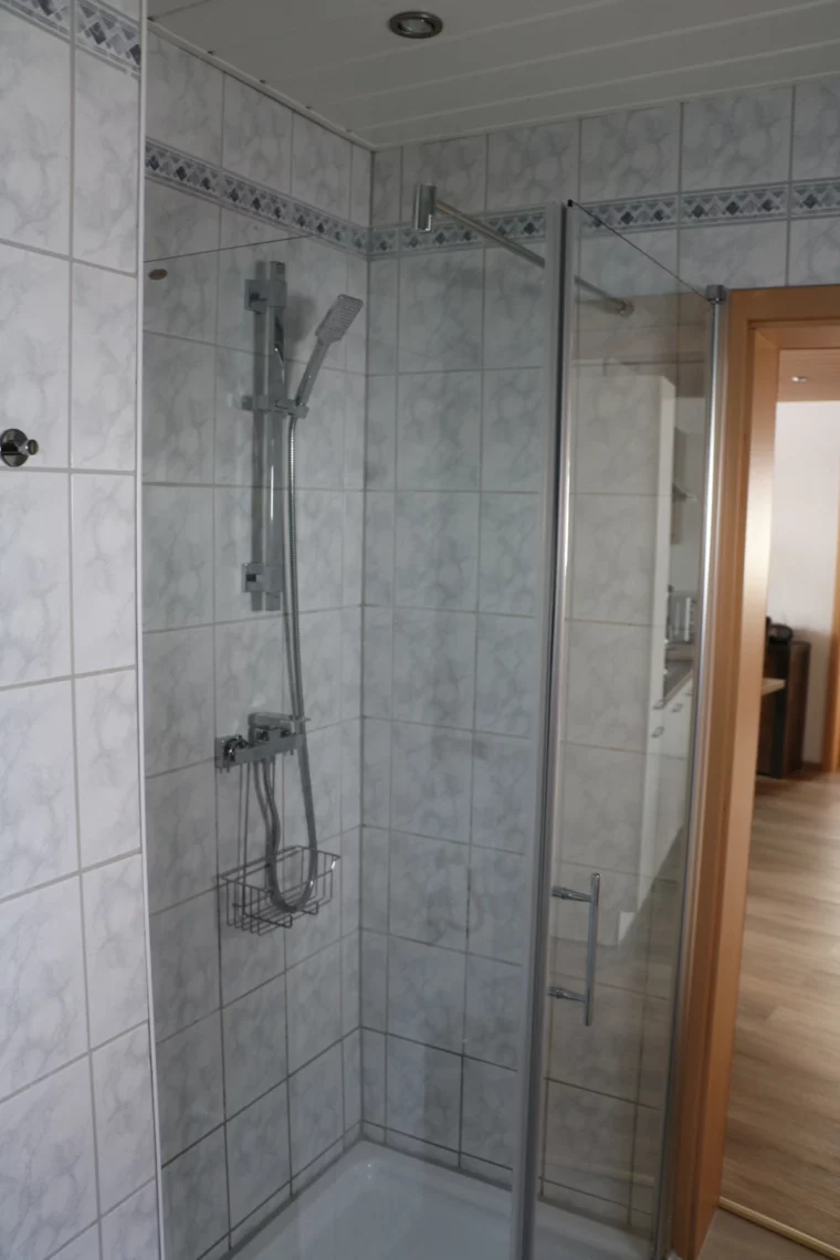 Dusche im Badezimmer