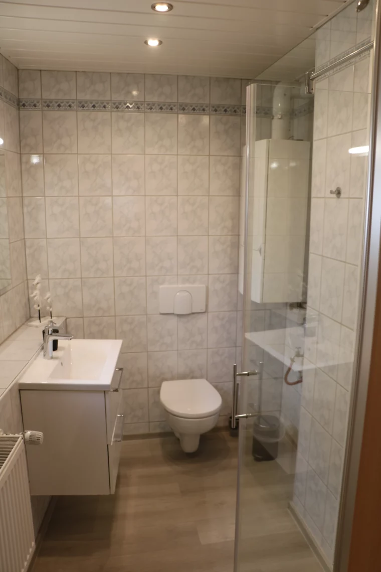 Badezimmer mit Dusche