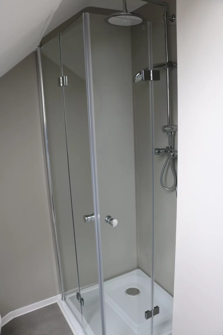 Badezimmer mit Dusche