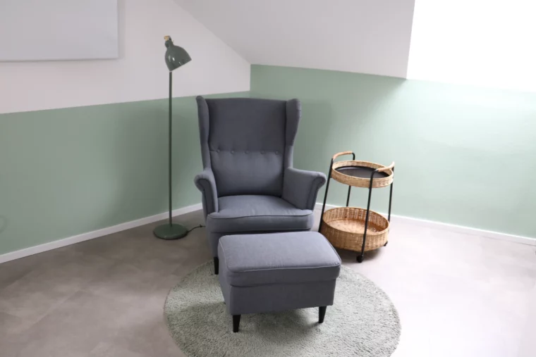 Einladender Sessel mit Hocker