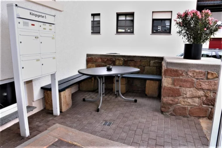 Eingangsbereich der Ferienwohnung in Deidesheim mit Sitzgelegenheit vor der Tür